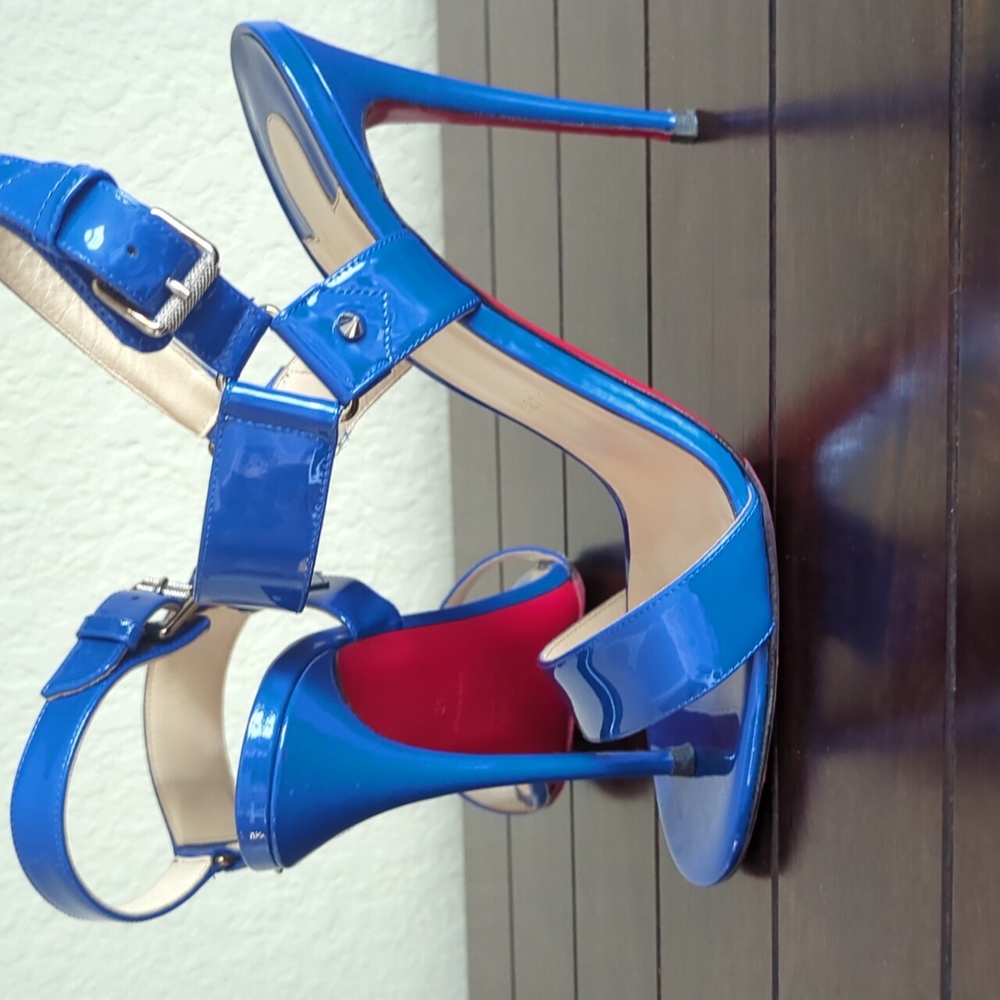 Louboutin Sova sandal heel